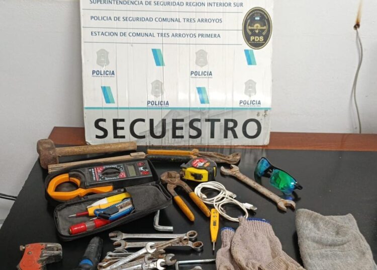 Entró a un taller, el dueño lo vió y se fugó: ahora buscan al dueño de herramientas robadas