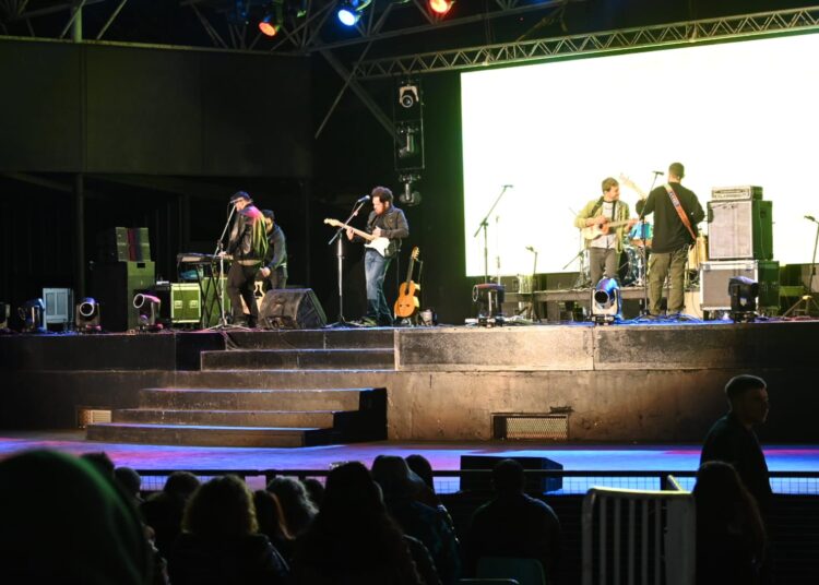 Sábado de folklore y un gran cierre de noche con Ahyre