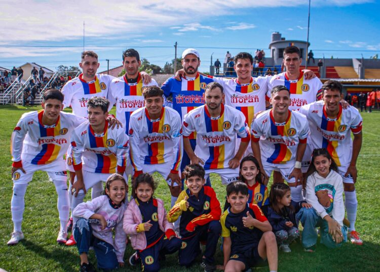 Colegiales, con el overol, trabajó el resultado y es el nuevo puntero del Apertura