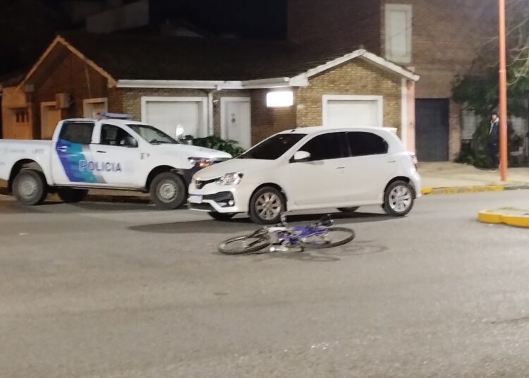 Ciclista herido tras colisión en Alberdi y Rivadavia