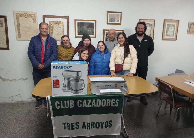 El Club Cazadores donó equipamiento al Club de la Cocina