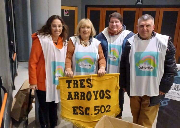 Heroe actuó en el Teatro Municipal y la Escuela Especial 502 recibió donaciones