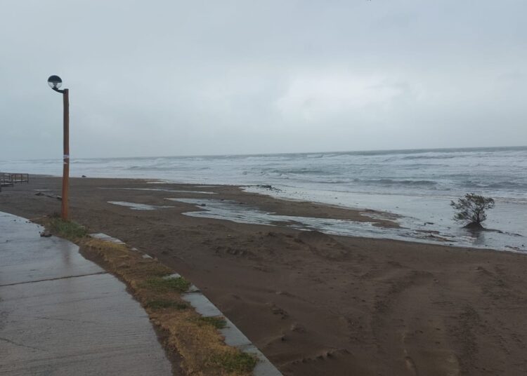 Claromecó: crecida del mar y viento intenso (videos)