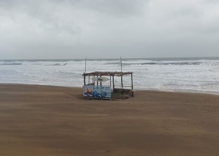 Claromecó: crecida del mar y viento intenso (videos)