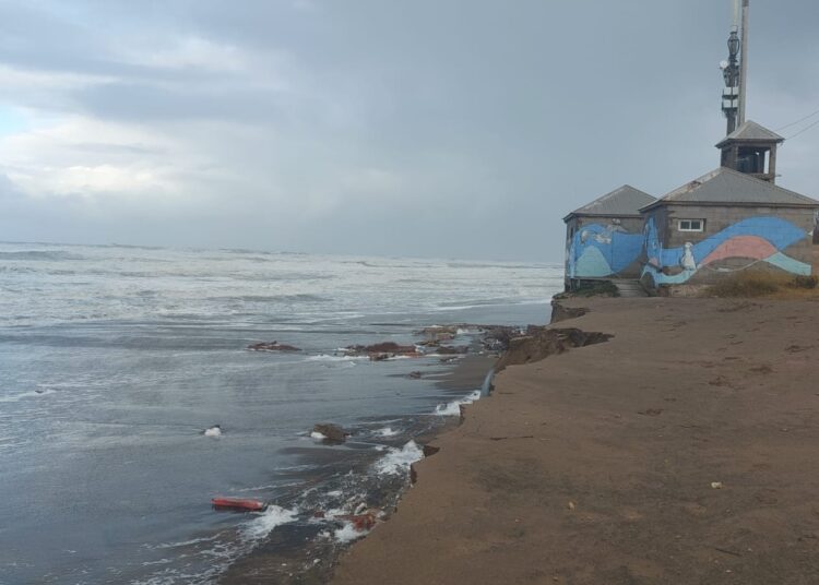 El mar arrasó con el puesto de guardavidas de Dunamar, hay alerta naranja y no descartan marejadas