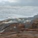 El mar arrasó con el puesto de guardavidas de Dunamar, hay alerta naranja y no descartan marejadas