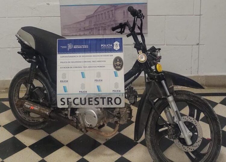 Secuestraron una moto robada en Gonzales Chaves: sus tripulantes la abandonaron y huyeron