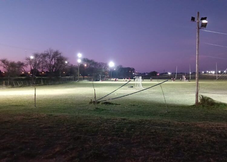 La subcomisión de futbol del club Huracán sigue mejorando la iluminación