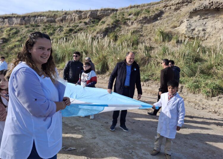 Unión de los municipios de Tres Arroyos y Coronel Dorrego: celebración del Día de la Bandera a orillas del río