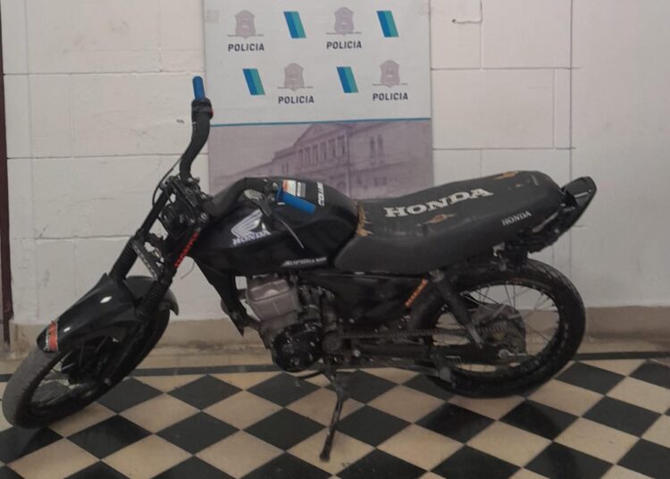 Aprehendieron a un adolescente por circular en una moto robada