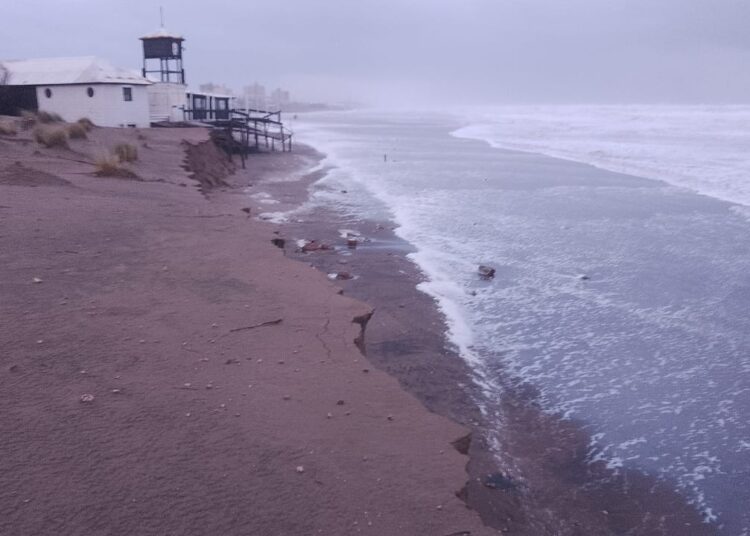 El mar avanza: preocupación por la erosión costera en Dunamar