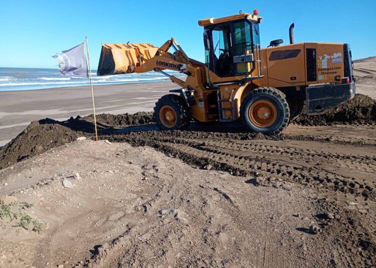 Orense tras la marejada: daños en la playa y fuerte demanda de leña