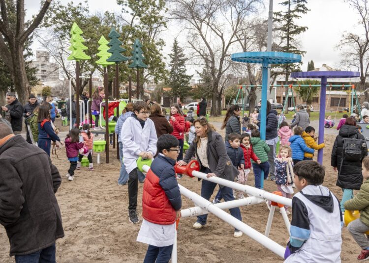 Reinauguraron los juegos en Plaza Italia