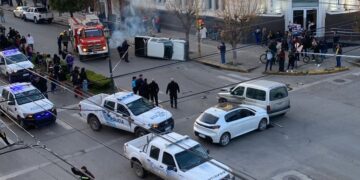 Triple choque y vuelco en pleno centro (videos)