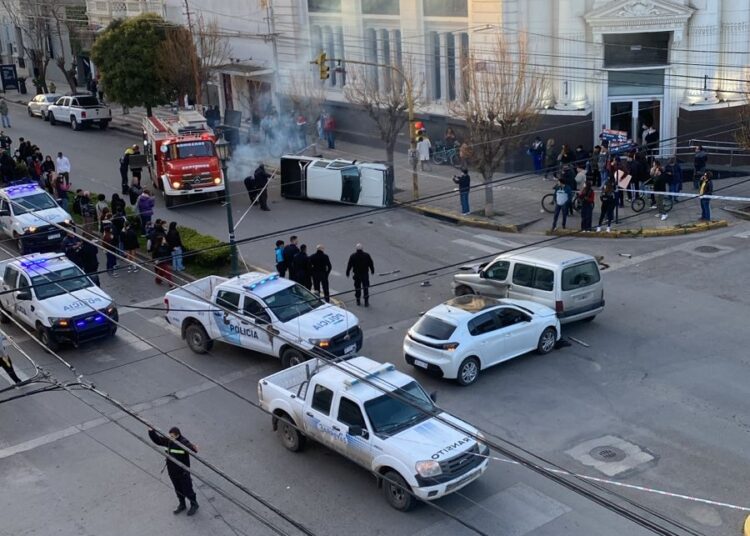 Triple choque y vuelco en pleno centro (videos)