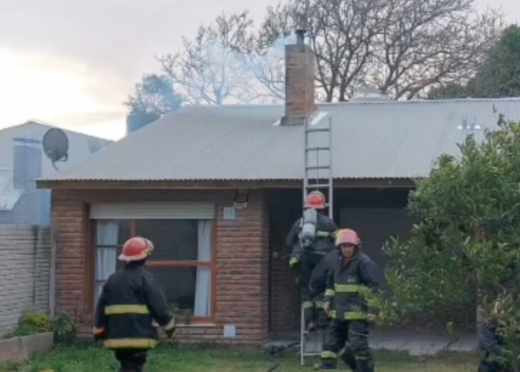 Claromecó: sofocaron incendio en una chimenea de 30 y 21