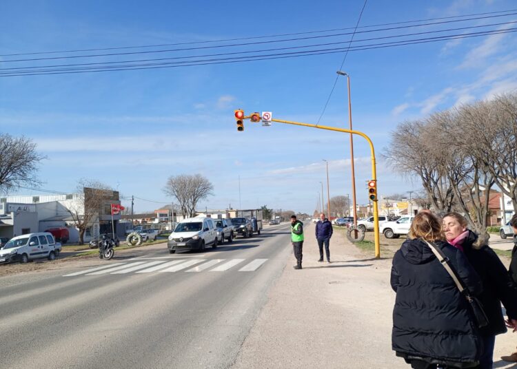 Ya funciona el nuevo semáforo en la intersección de Rocha con la Ruta 228