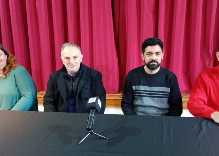 La Compañia Habia una vez actúa para los barrios