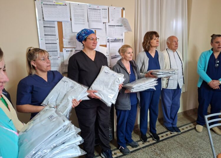 Entrega de indumentaria al personal de maestranza del Centro de Salud