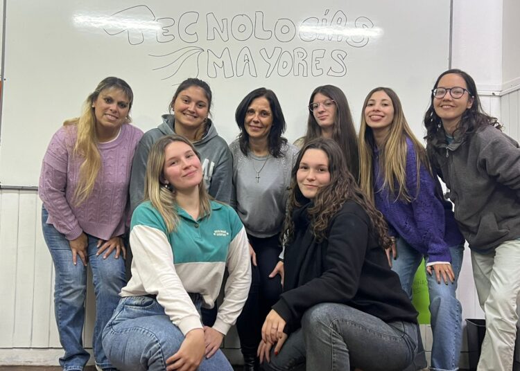 Estudiantes de Trabajo Social impulsan el voluntariado “Tecnologías Mayores”
