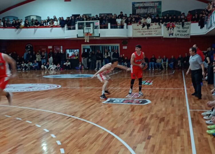 Con una cancha llena arrancó el Provincial con un gran triunfo de Alumni