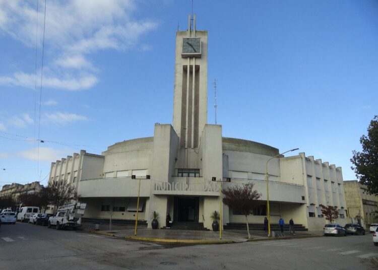 Cháves Municipio: El Ejecutivo dispuso un incremento del 5% en los haberes de agosto y un 2% adicional como base para septiembre.
