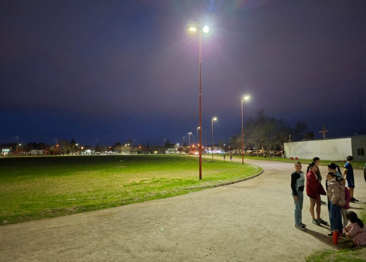 La pista de atletismo del Polideportivo “Rubén González” cuenta con nueva iluminación