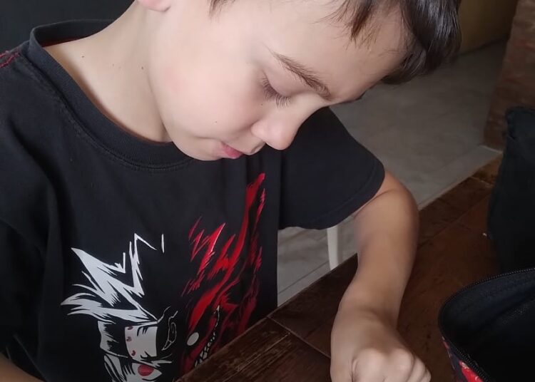 Gael, el pequeño artista de 8 años que presenta su primera muestra en el MUBATA