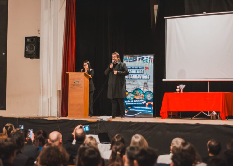 Primer acto de colación de la Escuela de Guardavidas de Tres Arroyos