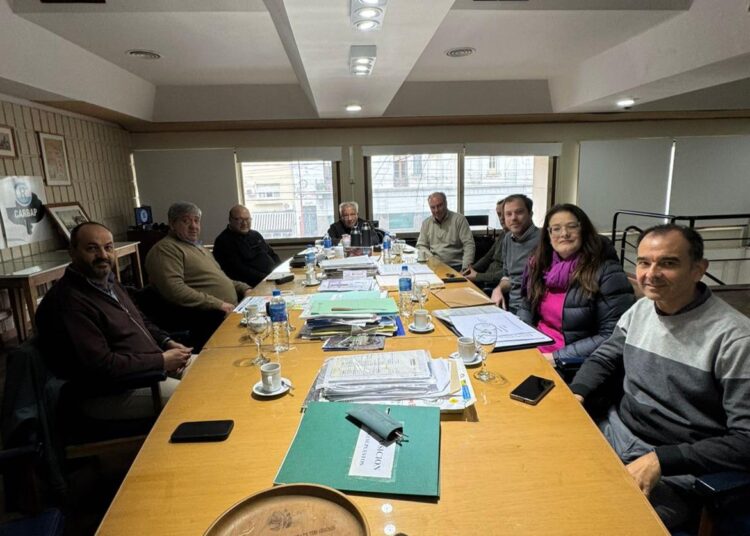 Referentes del Vecinalismo con autoridades de la Sociedad Rural intercambiando propuestas sobre Ente Vial y Seguridad Rural.