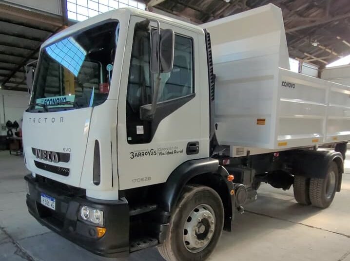 La Dirección de Vialidad Rural suma un nuevo camión IVECO y maquinaria con una inversión millonaria