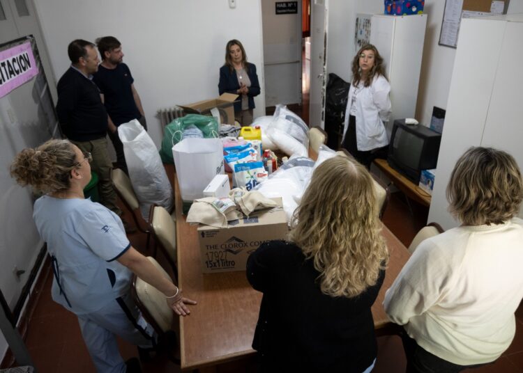 Entrega solidaria de materiales en la Residencia de Larga Estadía Municipal