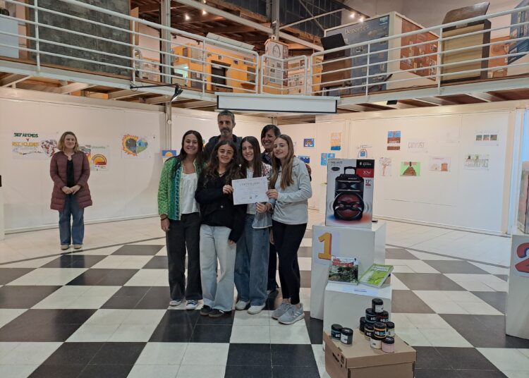 Tercero B del Colegio Holandes se adjudicó el concurso de Eco Murales