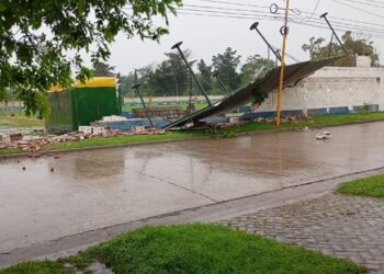 El viento provocó la voladura de un tinglado y parte del corralón del club Villa del Parque.