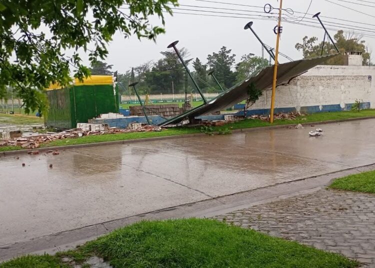 El viento provocó la voladura de un tinglado y parte del corralón del club Villa del Parque.