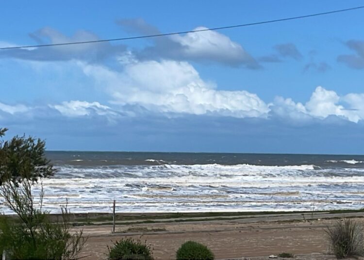 La sudestada golpeó la costa y deja secuelas en Claromecó