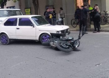 Choque entre moto y auto frente a Plaza España