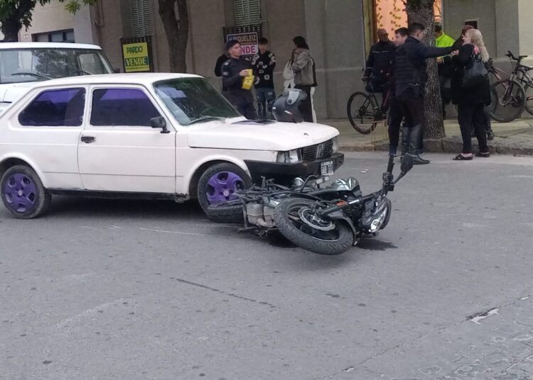 Choque entre moto y auto frente a Plaza España