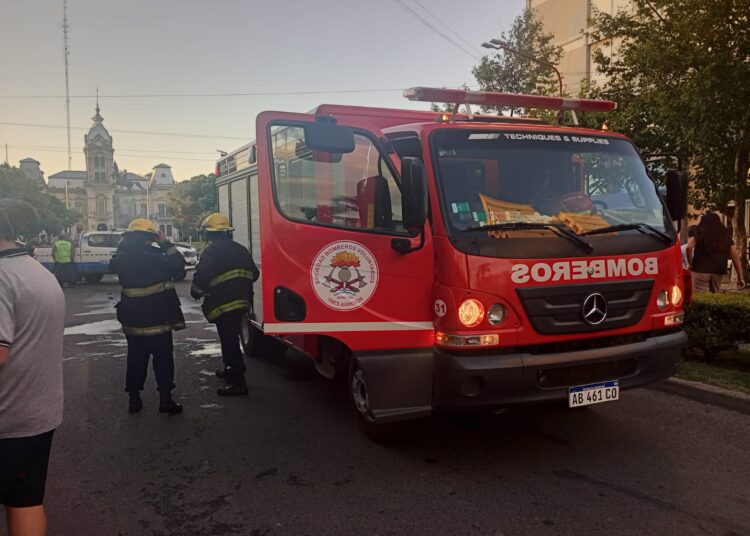 Rápida intervención de Bomberos evitó un incendio mayor en el edificio de la Sociedad Italiana