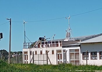 Primicia Exclusiva: la Escuela Técnica N.º 1 de Necochea es la primera a nivel mundial con un parque minieólico de 0,7 kW