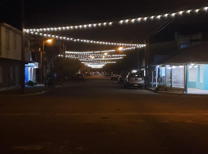 Claromecó encendió 650 metros de guirnaldas en el centro: un proyecto que nació entre vecinos y comerciantes