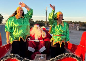 Claromecó vivió una jornada navideña mágica con el tradicional recorrido de papá noel en trineo
