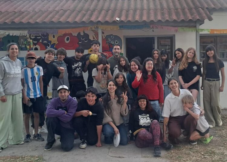 Construyendo Sueños: Jóvenes de Envión Reta, levantan su Propia Sala de Cine