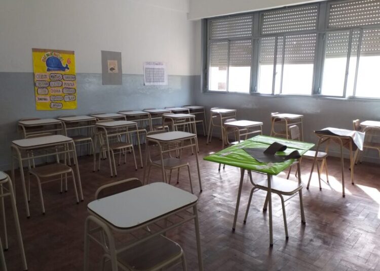 La provincia acordó un aumento con gremios docentes y estatales
