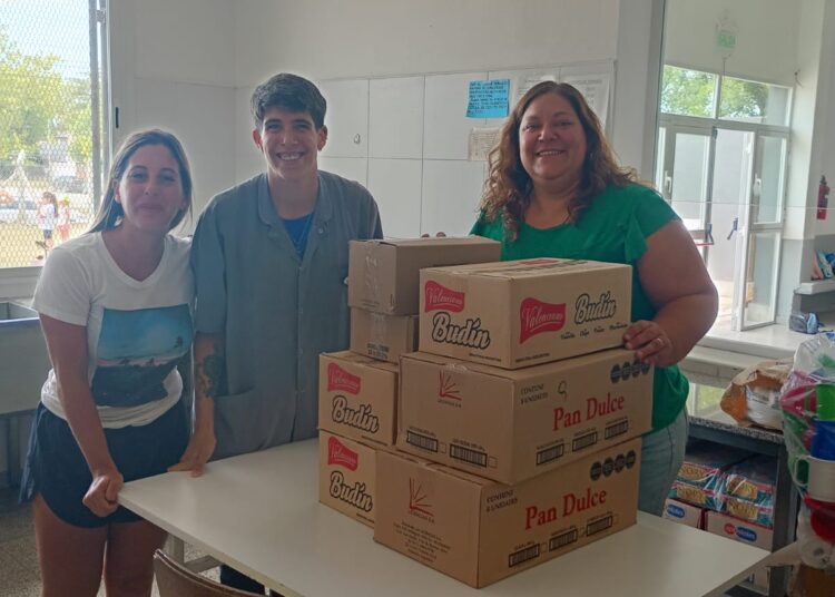 El municipio entregó materiales y alimentos para fortalecer las escuelas abiertas de verano