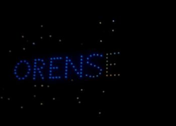 El Balneario Orense vivió una noche mágica con el cierre del innovador espectáculo de drones que recorrió la costa.