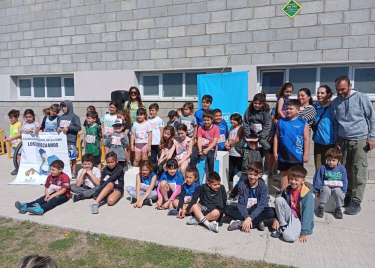 Jornada atlética infantil y solidaria en el Polideportivo Municipal