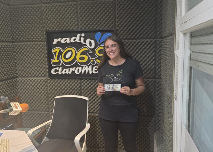 Nazarena resultó ganadora de los 100 dólares entregados por Omar Noblia Propiedades