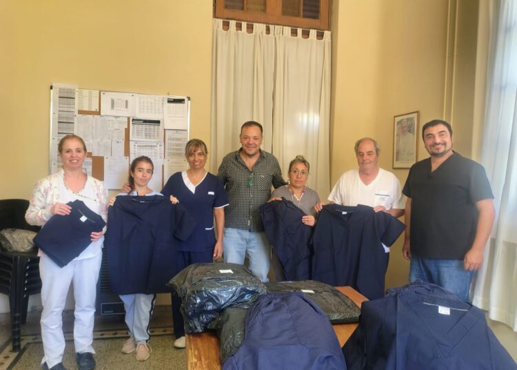 El municipio entregó 130 nuevos uniformes al personal de enfermería del Centro Municipal de Salud