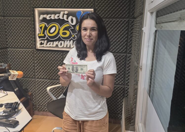Paula ganadora de los 100 dolares de Omar Noblia propiedades